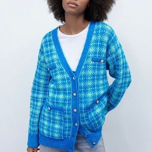 Zara V-neck blue long sleeves cardigan with pockets.